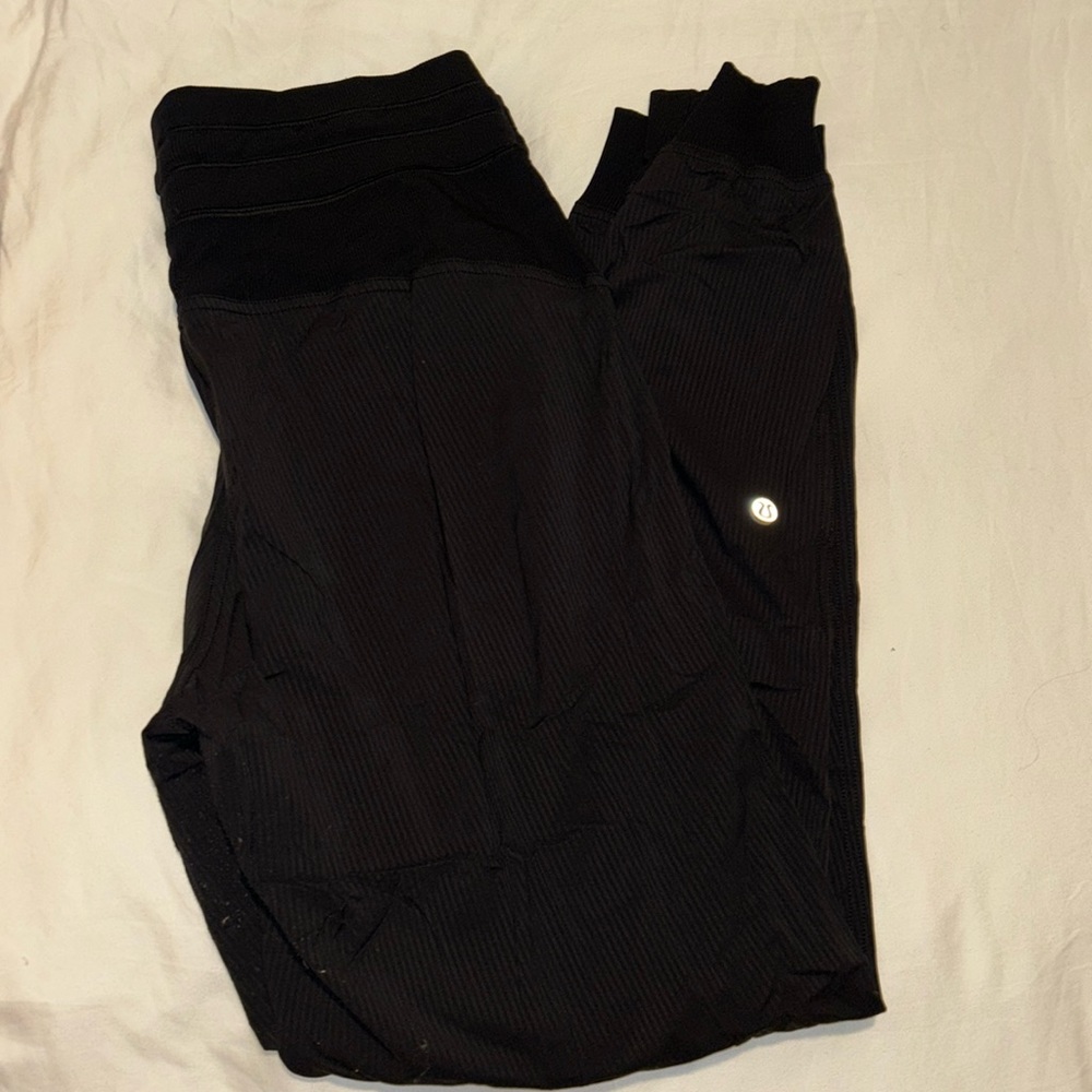 Lululemon women's joggers in size 6